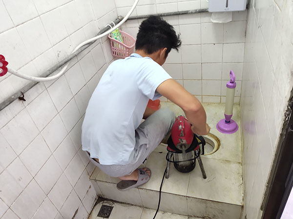 民丰管道堵塞冒臭气 专业师傅现场解决问题