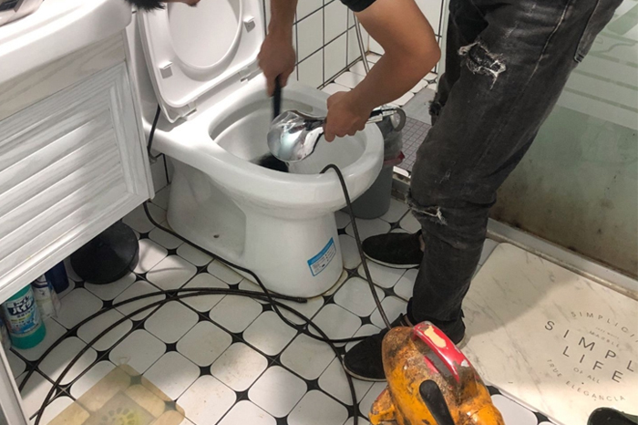 民丰马桶堵塞自己疏通还是找师傅?专业上门服务让你省时更省心