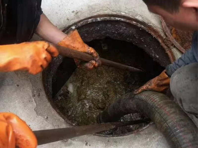 民丰清理化粪池时如何避免沼气的危害?